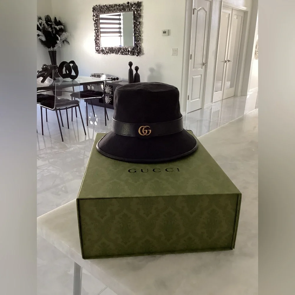 GUCCI GG CANVAS BUCKET HAT WITH DOUBLE G